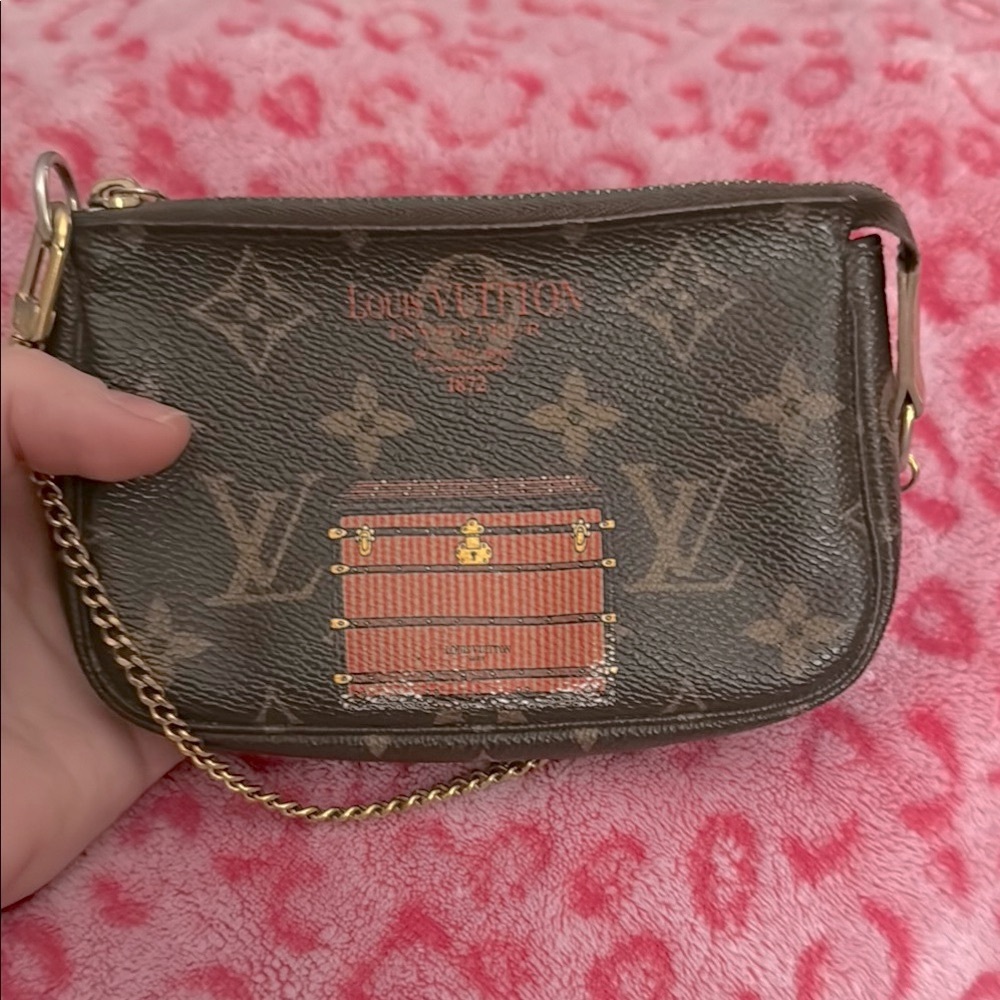Louis Vuitton Dark Brown Monogram Pouch limited Trunk Edition with chain!